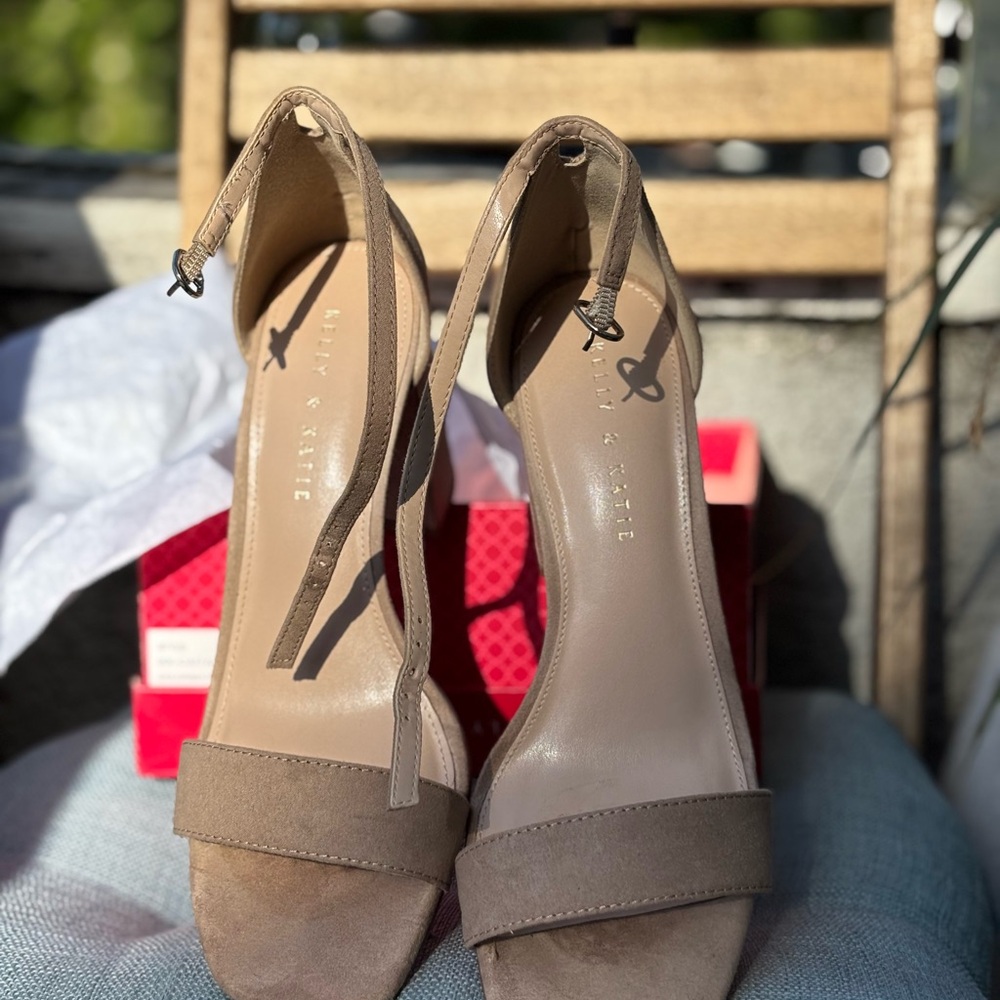 Kelly & Katie Block Heel Sandals – Size 10M (Mushroom) | Like New